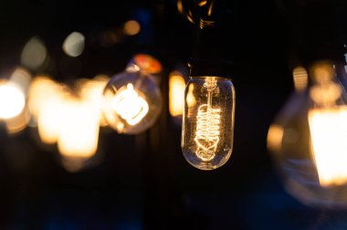 Işık lambası elektriği Noel 'de evin içini dekore eder.