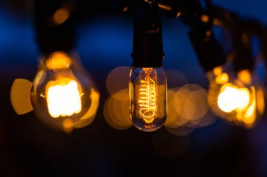 Işık lambası elektriği Noel 'de evin içini dekore eder.