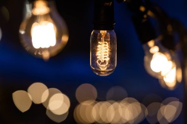 Işık lambası elektriği Noel 'de evin içini dekore eder.