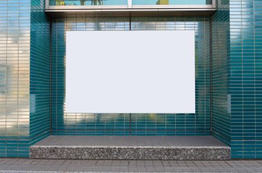 Sokak duvarında kocaman boş bir ilan panosu, kendi metnini ekleyebileceğin pankartlar.