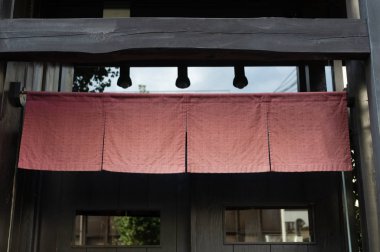 Geleneksel Japon restoranları ve dükkanlarının önünde asılı duran perde benzeri kumaş sadece bir tabela değil, aynı zamanda daha büyük bir anlam da taşıyor.,