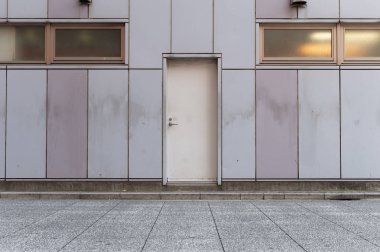 Sokak duvarı ve kapı kenarındaki kaldırım