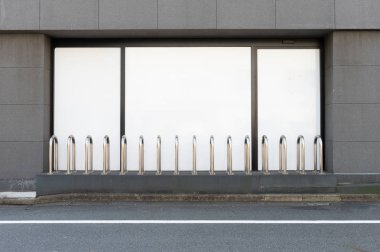 Büyük Pencere ve İsim Yeri olan Dükkan Dükkanı Önü