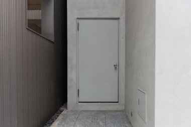 Sokak duvarı ve kapı kenarındaki kaldırım