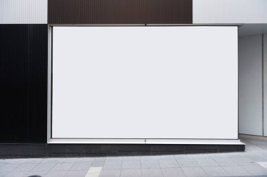 Büyük Pencere ve İsim Yeri olan Dükkan Dükkanı Önü