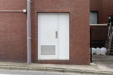 Sokak duvarı ve kapı kenarındaki kaldırım