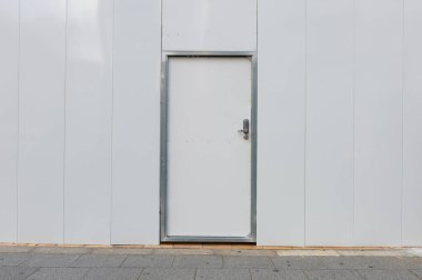 Sokak duvarı ve kapı kenarındaki kaldırım