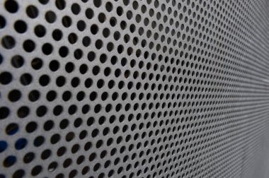 birçok küçük dairesel delikler ile beyaz metal plaka