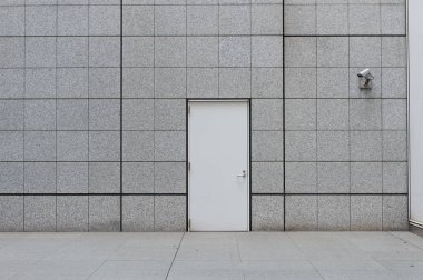 Sokak duvarı ve kapı kenarındaki kaldırım