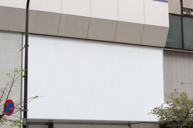 Sokak duvarında kocaman boş bir ilan panosu, kendi metnini ekleyebileceğin pankartlar.