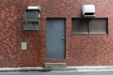 Sokak duvarı ve kapı kenarındaki kaldırım