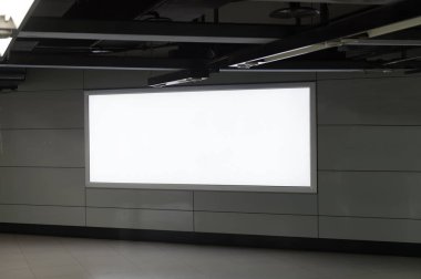 Sokak duvarında kocaman boş bir ilan panosu, kendi metnini ekleyebileceğin pankartlar.