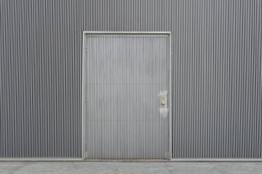 Sokak duvarı ve kapı kenarındaki kaldırım