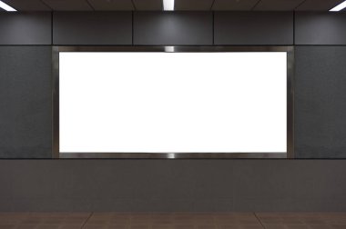 Sokak duvarında kocaman boş bir ilan panosu, kendi metnini ekleyebileceğin pankartlar.