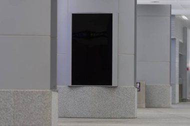 Sokak duvarında kocaman boş bir ilan panosu, kendi metnini ekleyebileceğin pankartlar.