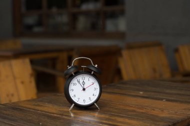 Retro çalar saat ile saat 12'için beş dakika.