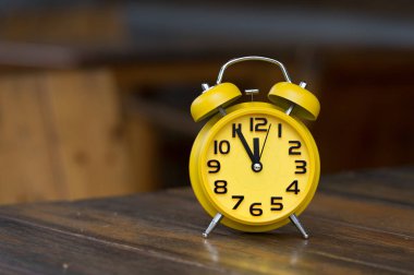 Retro çalar saat ile saat 12'için beş dakika.