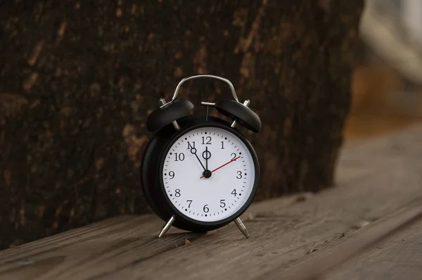 Reloj Despertador Retro Con Cinco Minutos Hasta Las Doce — Foto de Stock