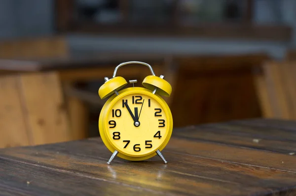 Reloj Despertador Retro Con Cinco Minutos Hasta Las Doce — Foto de Stock