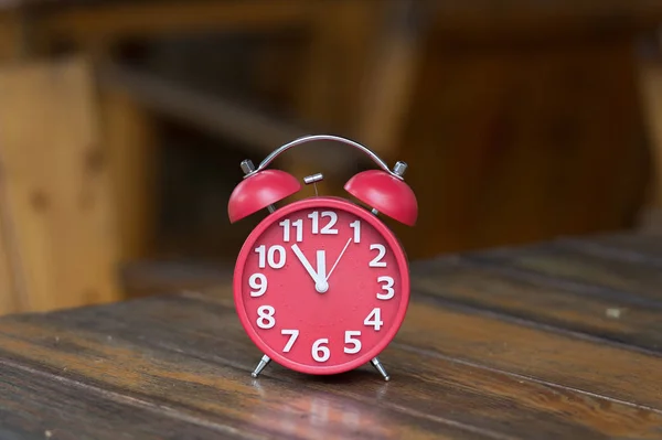 Retro Alarm Klok Met Vijf Minuten Voor Twaalf Uur — Stockfoto