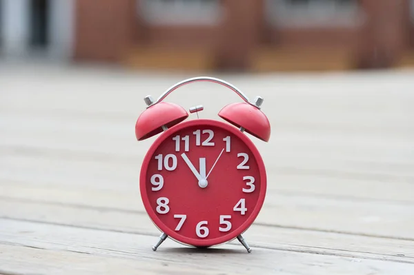 Reloj Despertador Retro Con Cinco Minutos Hasta Las Doce — Foto de Stock