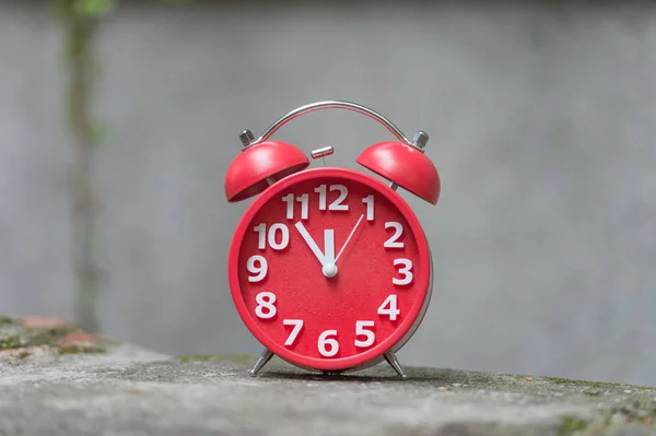 Reloj Despertador Retro Con Cinco Minutos Hasta Las Doce — Foto de Stock