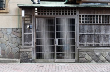 Sokak duvarı ve kapı kenarındaki kaldırım