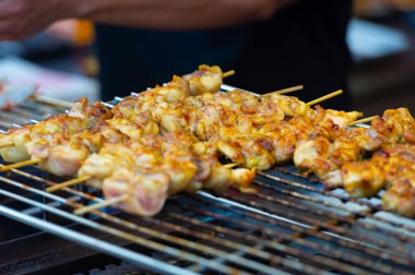 Japon geleneksel yakitori, tavuk ızgara Japonya ünlü sokak gıda olarak