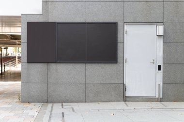 Sokak duvarında kocaman boş bir ilan panosu, kendi metnini ekleyebileceğin pankartlar.