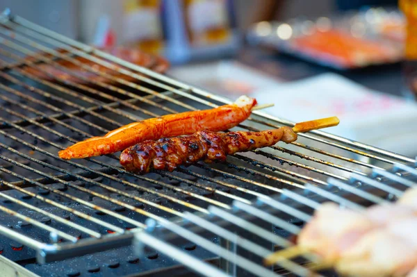 日本传统的烤鸡肉串 烤鸡作为日本著名的街头食品 — 图库照片