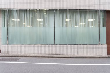 Büyük Pencere ve İsim Yeri olan Dükkan Dükkanı Önü