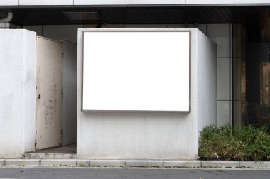 Sokak duvarında kocaman boş bir ilan panosu, kendi metnini ekleyebileceğin pankartlar.
