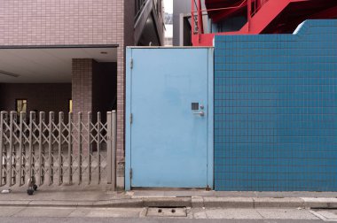 Sokak duvarı ve kapı kenarındaki kaldırım