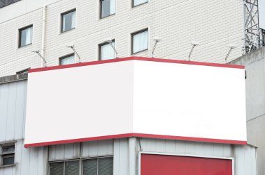 Sokak duvarında kocaman boş bir ilan panosu, kendi metnini ekleyebileceğin pankartlar.