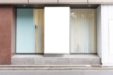 Sokak duvarında kocaman boş bir ilan panosu, kendi metnini ekleyebileceğin pankartlar.