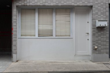 Büyük Pencere ve İsim Yeri olan Dükkan Dükkanı Önü