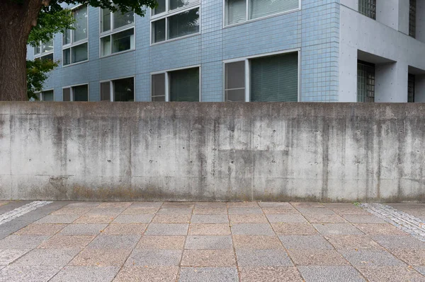 通りの壁の背景産業の背景倉庫レンガの壁と空のグランジ都市の通り — ストック写真