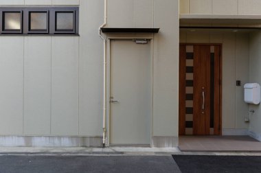 Sokak duvarı ve kapı kenarındaki kaldırım