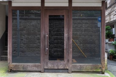 Büyük Pencere ve İsim Yeri olan Dükkan Dükkanı Önü