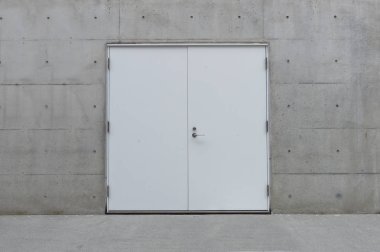 Sokak duvarı ve kapı kenarındaki kaldırım