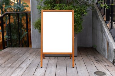 Sokak duvarında kocaman boş bir ilan panosu, kendi metnini ekleyebileceğin pankartlar.