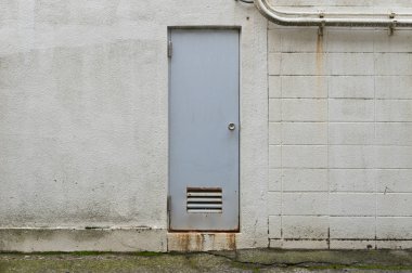 Sokak duvarı ve kapı kenarındaki kaldırım