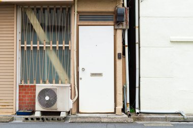 Sokak duvarı ve kapı kenarındaki kaldırım