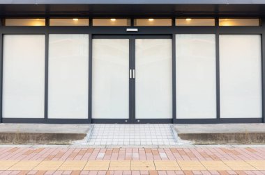 Büyük Pencere ve İsim Yeri olan Dükkan Dükkanı Önü