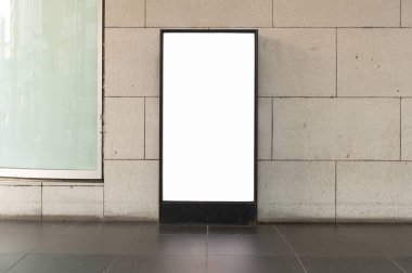 Büyük reklam panosu. Siyah reklam panosu öncülüğünde metin için boş boşluk.