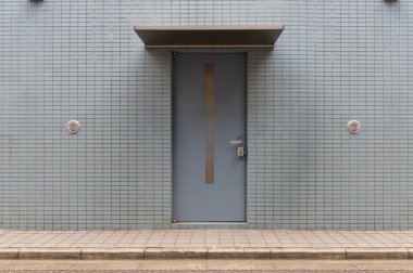 Sokak duvarı ve kapı kenarındaki kaldırım