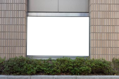 Büyük Pencere ve İsim Yeri olan Dükkan Dükkanı Önü