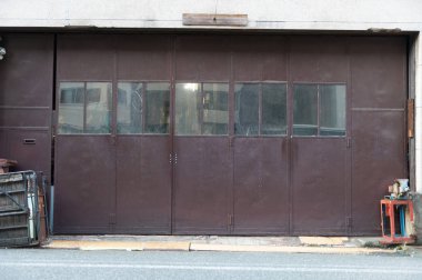 Sokak duvarı ve kapı kenarındaki kaldırım