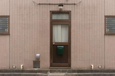 Sokak duvarı ve kapı kenarındaki kaldırım