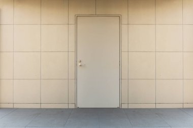 Sokak duvarı ve kapı kenarındaki kaldırım